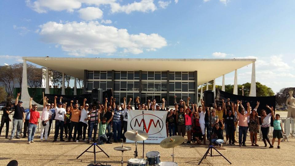 foto na frente do palacio em brasilia